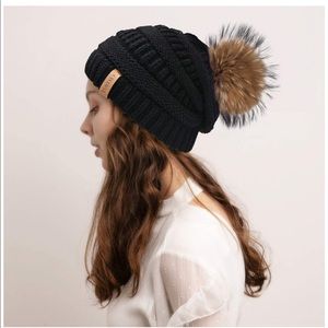 Slouchy beanie with Real Fur Pom black